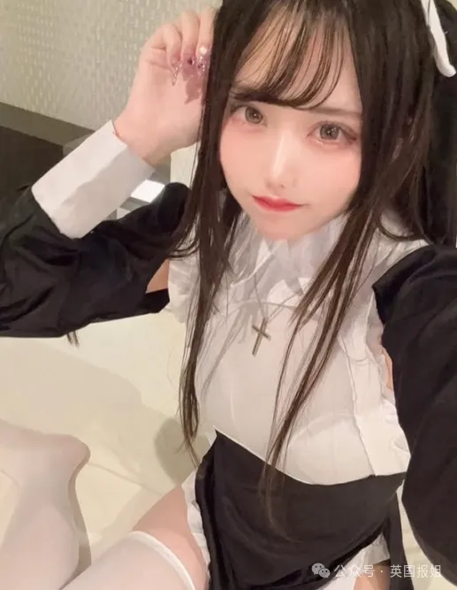 佐藤纱希A因为不敢违抗女友，同意了…