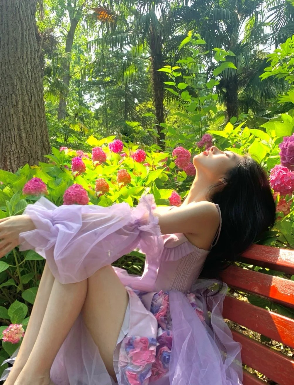 小喵呜买了条奇奇怪怪的裙子，跑进花园的那一瞬间，突然觉得她不奇怪了