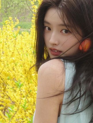 徐若晗：来~送给你一朵花花！૮₍❀ᴗ͈ . ᴗ͈ ₎ა #黑马计划 #我收藏的春天 #取景框里的春天