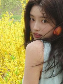 徐若晗：来~送给你一朵花花！૮₍❀ᴗ͈ . ᴗ͈ ₎ა #黑马计划 #我收藏的春天 #取景框里的春天