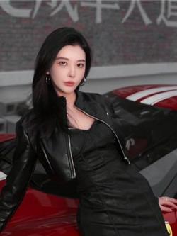 南瑶：看什么车 看我#御姐 #汽车