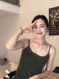 云楚姚：爱一朵花 最好的方式是陪它盛开#氛围感 #治愈 #治愈系笑容 #随拍 #拍照