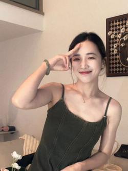 云楚姚：爱一朵花 最好的方式是陪它盛开#氛围感 #治愈 #治愈系笑容 #随拍 #拍照