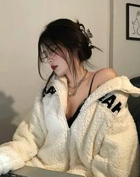 小喵呜不就休假两天嘛，今晚在家还要工作，呜呜，不开心