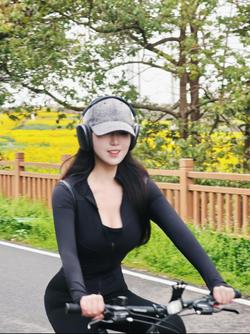 一只美羊羊：幸福大概就是 你喜欢粘着的那个人 永远都不嫌你烦