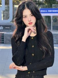周周酱：听进步小曲 做进步女人 #氛围感美女 #中国国际时装周