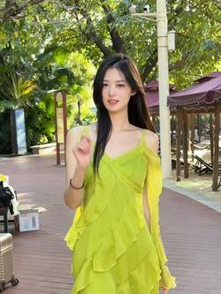 周周酱：薄荷味儿少女周 #纯欲天花板 #无法拒绝温柔感小裙子 #男友视角 #模特之家