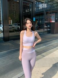 Byurun为了买瑜伽服找遍了很多店铺，最后选中这款