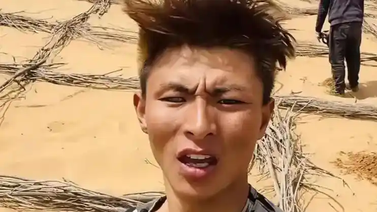 异瞳治沙少年被曝摆拍作秀 本人回应