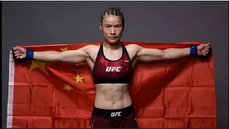 创造历史！昔日北漂前台，今日“中国最能打的女人”，不到45秒夺中国首个UFC世界冠军！