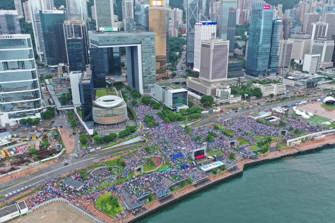 超过10万香港市民冒雨集会！“乱够了！”