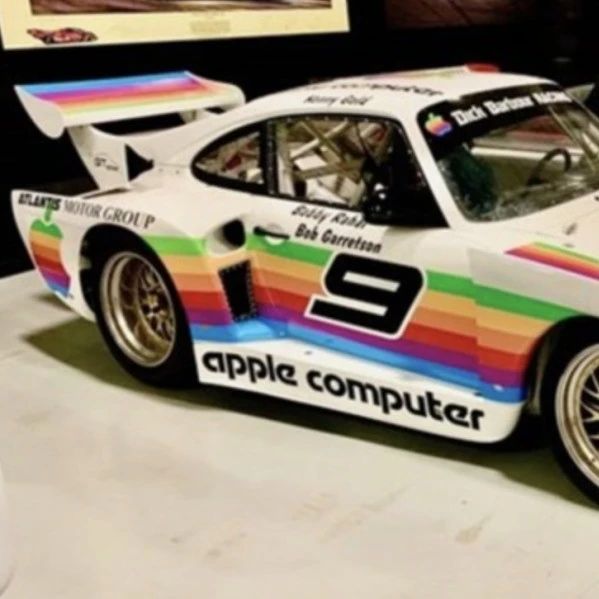 这辆刻有苹果品牌的保时捷赛车以350万元出售
