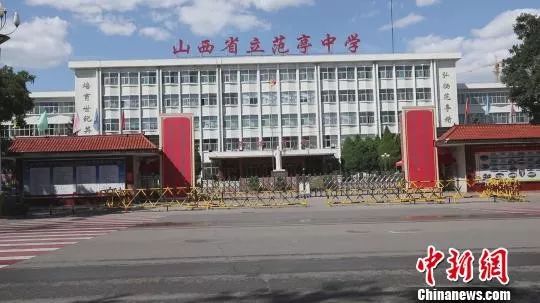 敢带手机就摔！“最严校规”让网友吵翻了