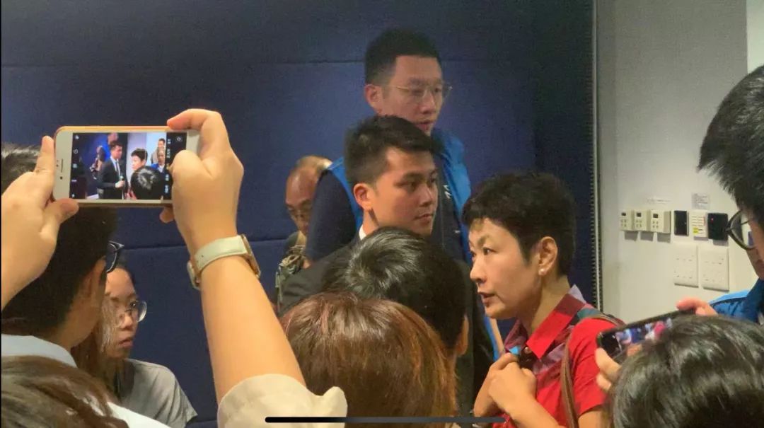香港警方回应“内地记者被港媒围堵”事件
