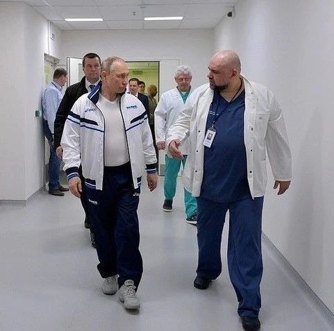 陪同医师确诊新冠，普京目前一切正常！俄罗斯全力备战疫情高峰