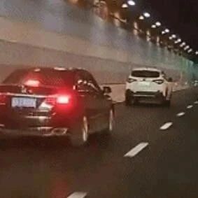 视频疯传！隧道内两车斗气，一车被逼撞墙！交警通报：全都拘了