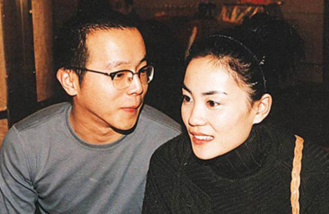 1998年，王菲从香港飞到北京想给窦唯一个惊喜，推开门发现了别人