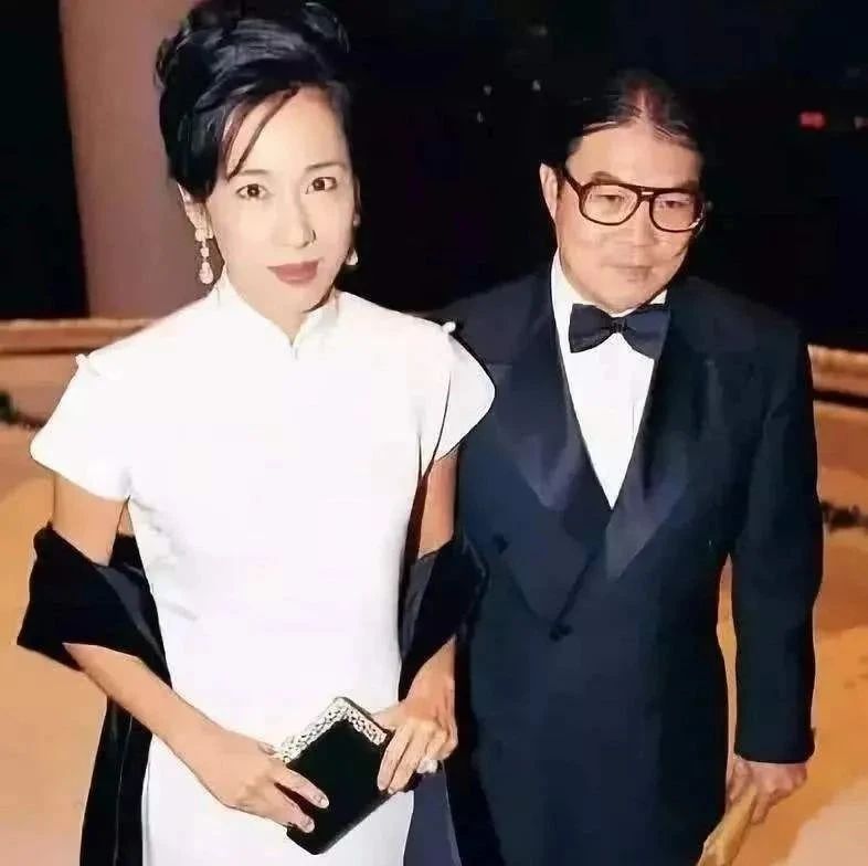 46岁怒甩香港第一豪门，50岁再嫁百亿富豪平起平坐，她才是真正的无价之姐！