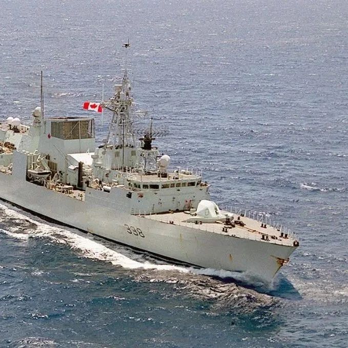 加拿大军舰通过台海，真是会装13！
