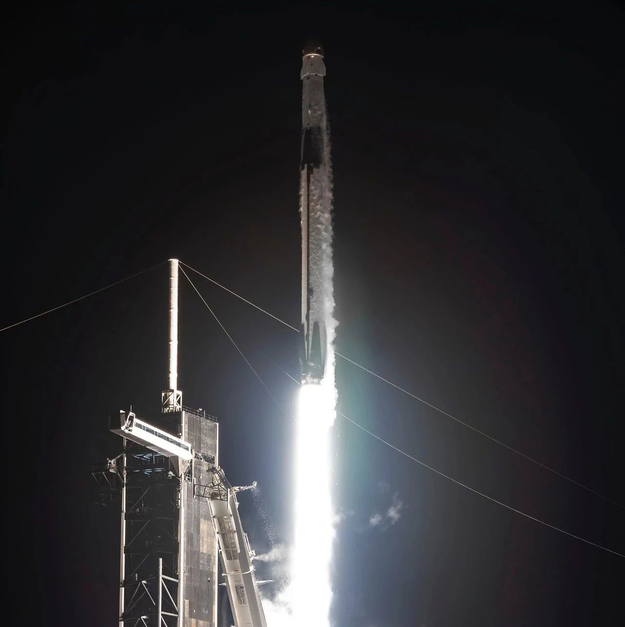 SpaceX载人龙飞船商业首飞