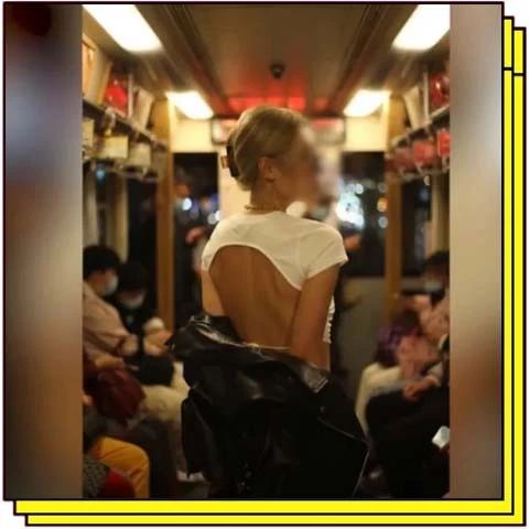 女孩在电车内露背拍照，不料吵上了热搜……