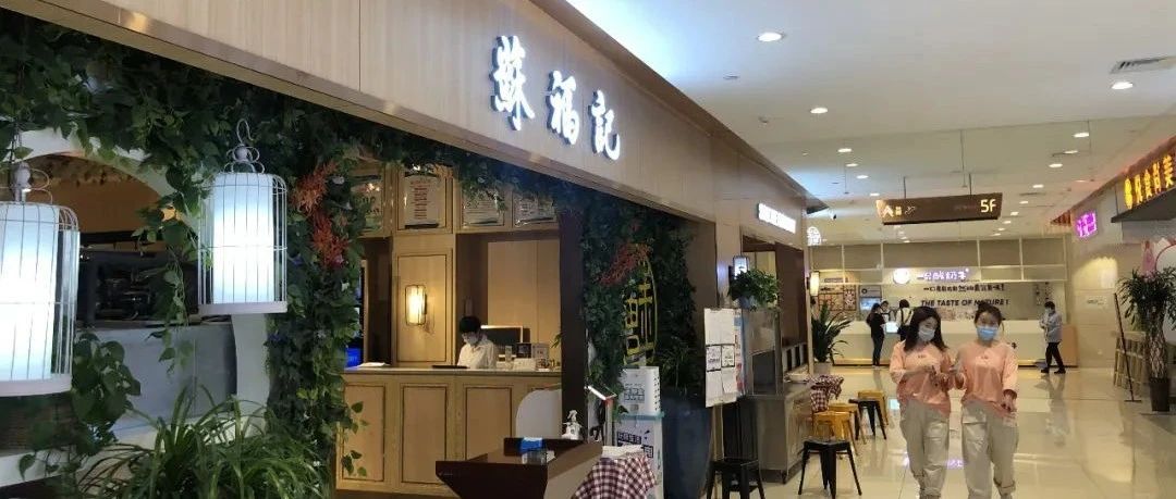 看吐！一餐厅厨师疑向炒锅吐口水，已被开除！餐厅被罚10万，并吊销许可证