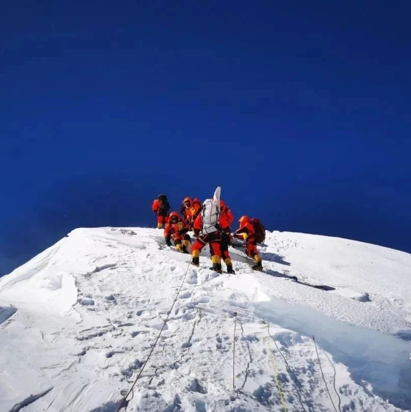 中国高科技加持，珠穆朗玛峰测量完成