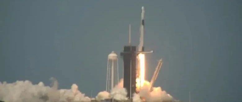 SpaceX载人航天发射，宇航员手动操纵龙飞船进行测试！