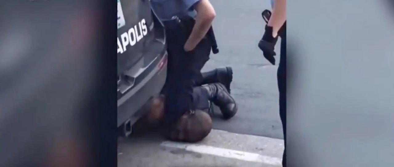 美国警察“跪杀”非洲裔男子，完整视频曝光