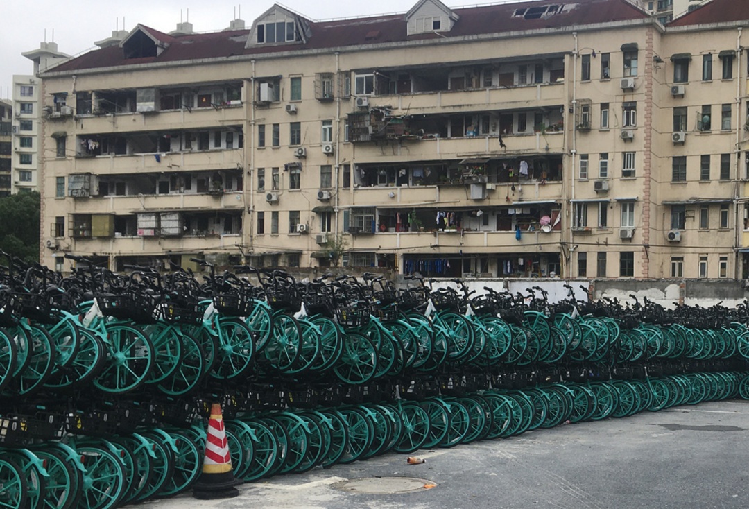 在上海普陀区的某处停车场，上万辆青桔单车已放置经月30秒快读1半年前的上海街头，随处可见的是蓝色哈啰单车和黄色美团单车，间或才能见到1-2辆零星的绿色青桔单车。几个月后，车水马龙的街道上，熙熙攘攘的地