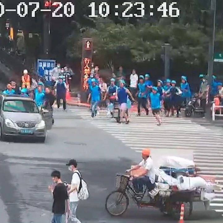 杭州街头女孩被压车底，仅仅几秒钟，几十个外卖小哥冲出来抬车救人