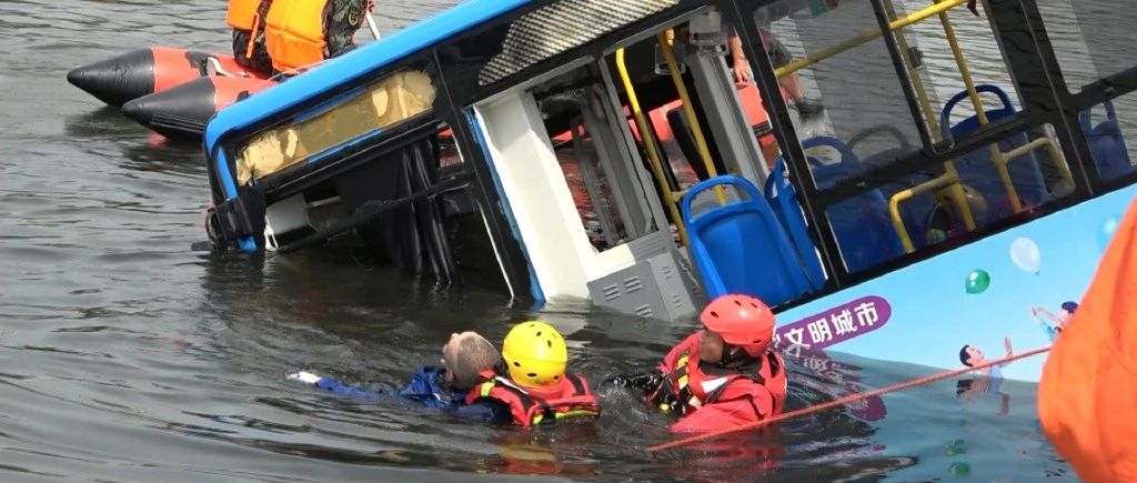 贵州公交坠湖，21人遇难：今生，你其实已经和很多人告过别了