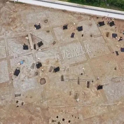 丽江一中学重建足球场，发现3000㎡古墓，单坑19颗头骨