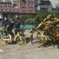 天津青桔员工扔摔美团单车，警方：系因停放问题口角，正调解