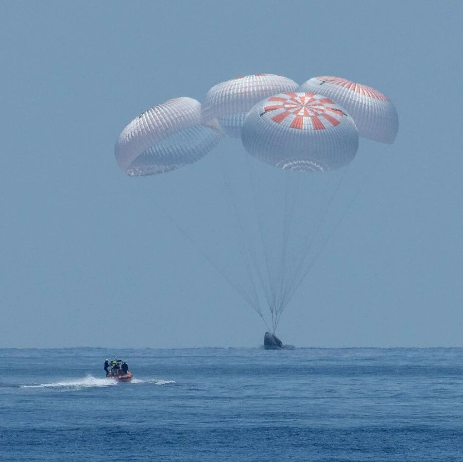 马斯克成功把人从太空送回地球！历时64天，SpaceX首次载人任务圆满收工