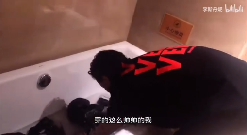 3个月不洗衣服，她是怎么受得了的？