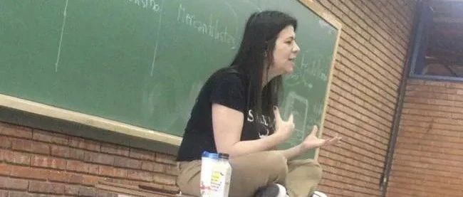 阿根廷一教授感染新冠后，上课时咳嗽去世，学生目睹全过程