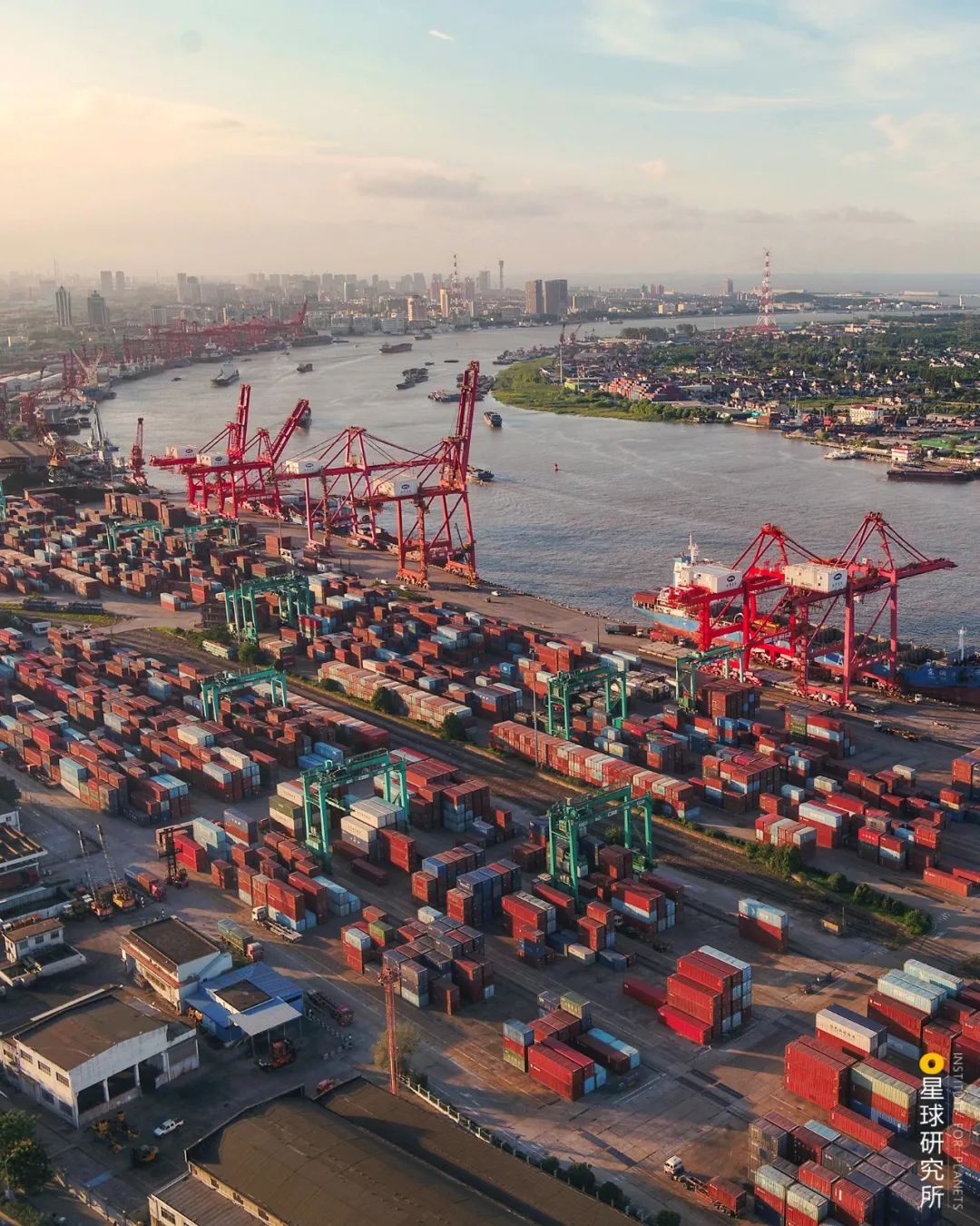 【国人的骄傲！这个港口吞吐量连续8年世界第一，都赶超上海了！| 世界上最大的港口你知道是哪里吗？也】_傻大方