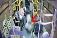 公交一个急刹车，女乘客被甩出2米不幸身亡！现场视频揪心