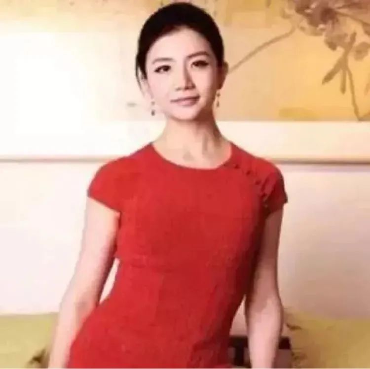 她30岁身家上百亿，中国最美女富豪，马云曾千里寻她！