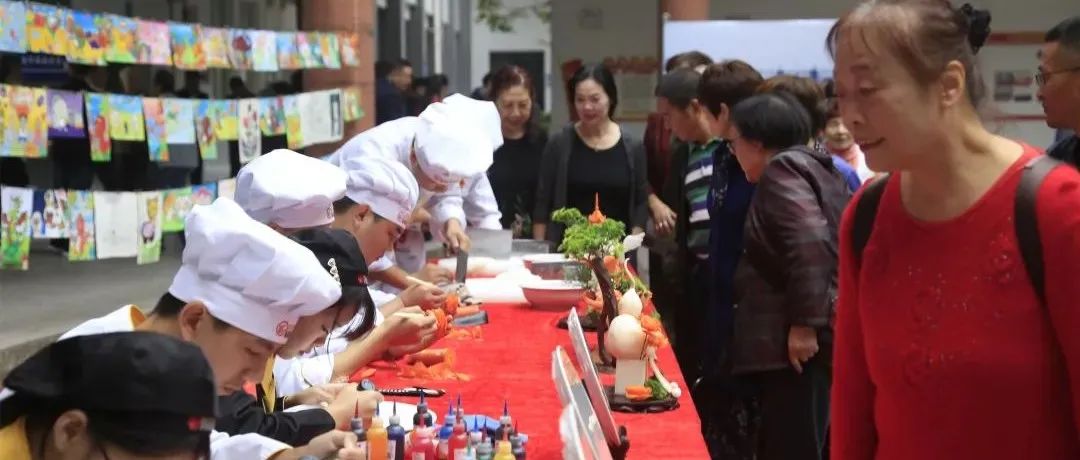 自贡职业技术学校“心系学校﹒欢乐重阳”\n庆祝重阳节活动成功举行