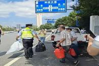 杭州高速上，这位“拎包交警”火了！