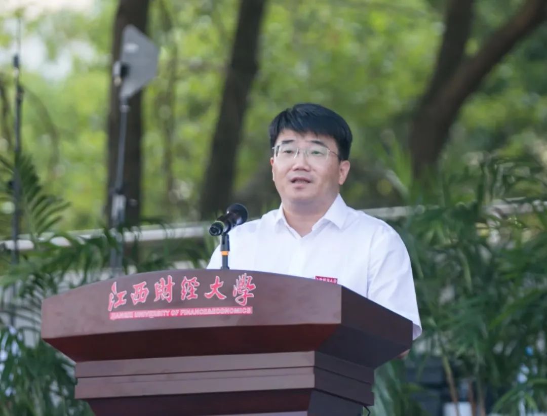 央视网报道校长邓辉在2021级新生开学典礼上的精彩演讲