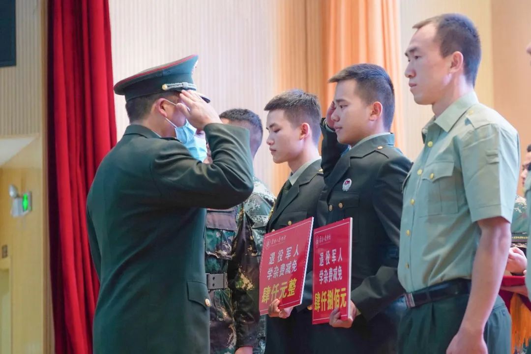 云南工商学院举行2021年退役军人返校复学资助仪式