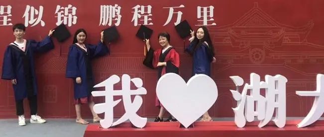 同学们称她为“妈妈式的好老师”！