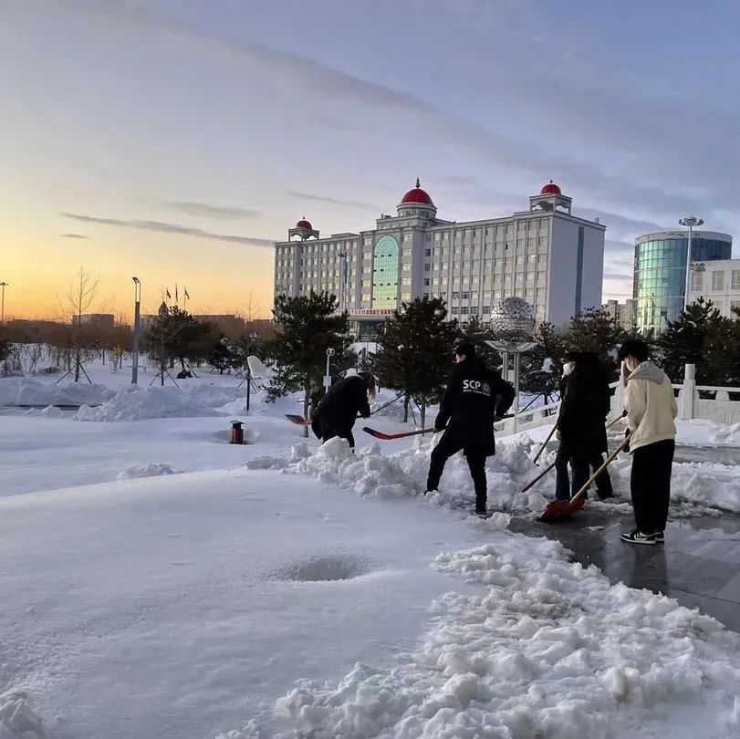 传媒系学生为辽河剧院铲冰除雪