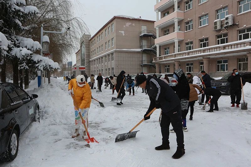 【破冰除雪保安全 齐心协力暖校园】 学院开展清扫冰雪活动