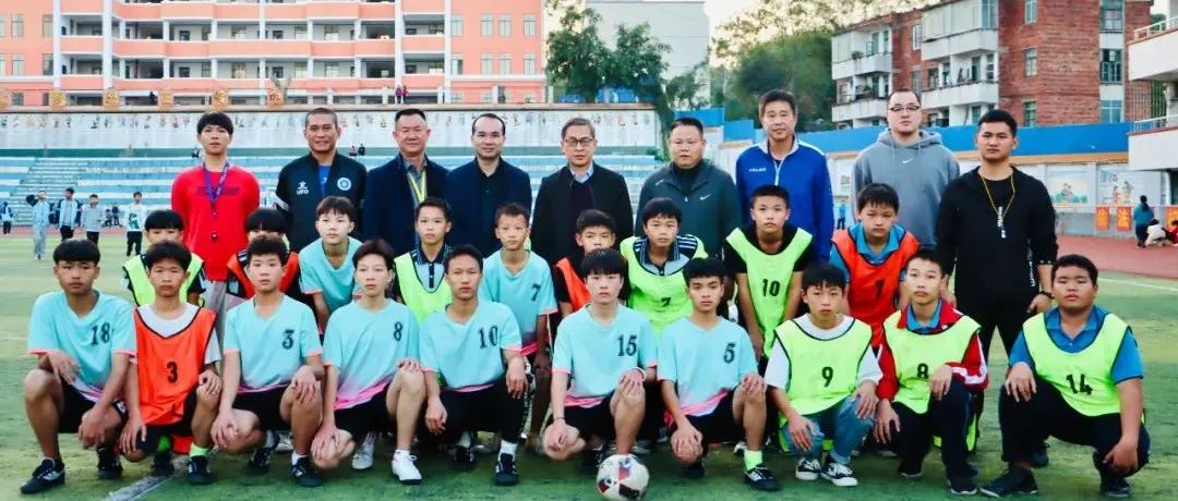 广西蓝航足球俱乐部赴合山市开展校园足球交流活动