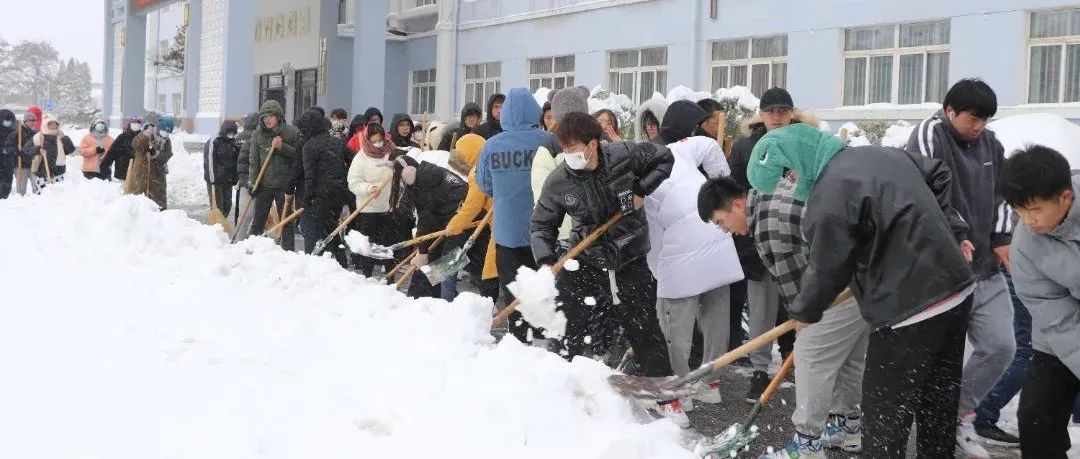 锦城初雪天，辽工大校园秩序井然