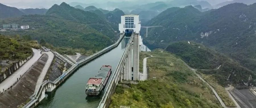 震撼！72辆重卡驶上贵州这座特大桥！这条高速预计月底开通